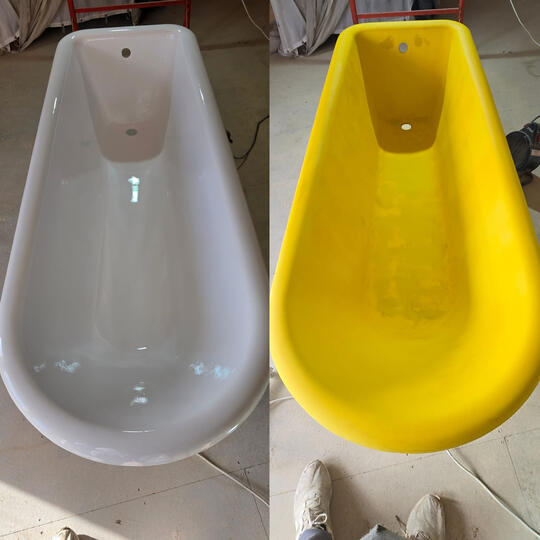 before and after picture of a bath re-enamelled in Berkshire - Reading service completed by glossy baths