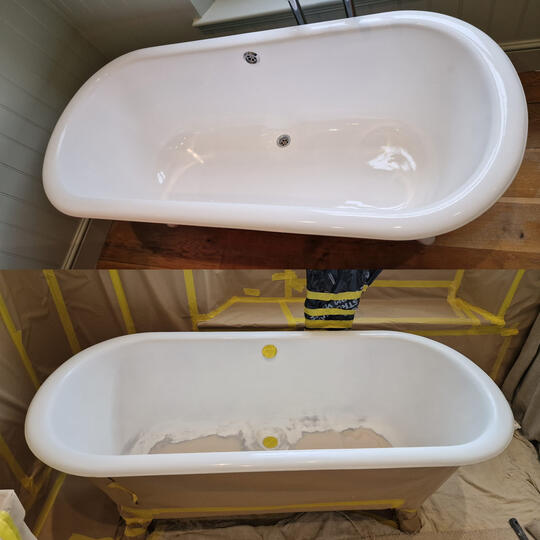 before and after picture of a bath re-enamelled in Berkshire - Reading service completed by glossy baths