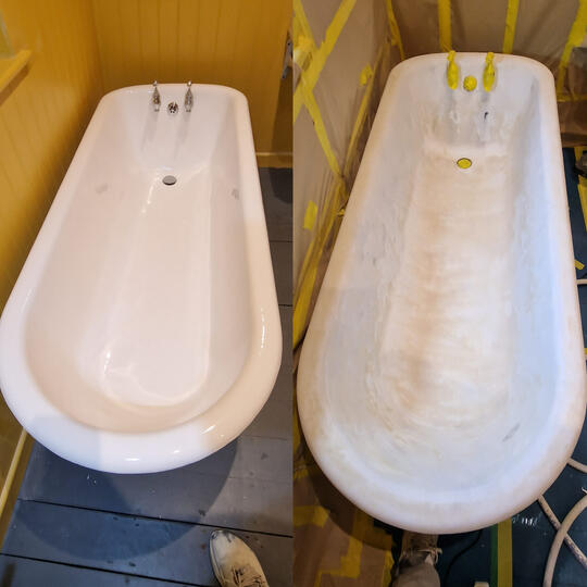 before and after picture of a bath re-enamelled in Berkshire - Reading service completed by glossy baths