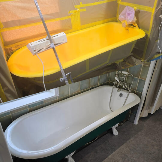 before and after picture of a bath re-enamelled in Berkshire - Reading service completed by glossy baths